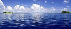 Kék tenger és kék ég a Marshall-szigeteknél