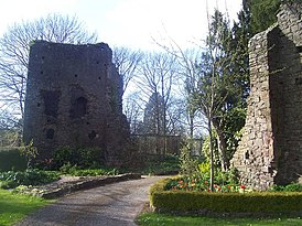 Слева: руины Солнечной башни, Тивертонский замок, построена Хью де Куртене, 9-й граф Девон (1276—1340). Вид с юго-востока