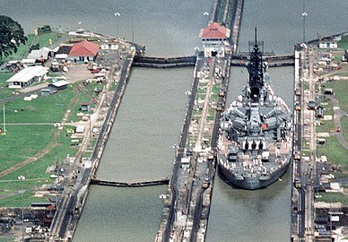 L'USS Iowa (BB-61) en train de franchir les écluses du canal de Panama lors d'un transit en 1984. Il passe de seulement 30 cm de chaque côté.