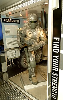 Exosquelette de soldat exposé dans une vitrine