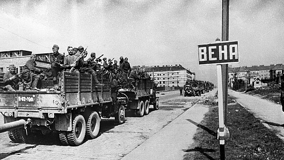 Fotografia de soudats sovietics a l'entorn de Viena.