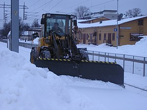 English: Volvo loader plowing snow at Jyväskyl...