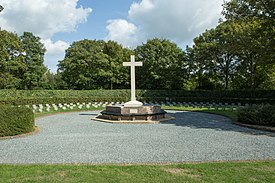 Herdenkingskruis en graven van de slachtoffers van de Bombardementen op Westkapelle