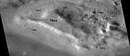 背景相機拍攝的伊斯墨諾斯湖區環桌山的舌狀岩屑坡，桌山和舌狀岩屑坡均被標出以顯示兩者的關係。雷達研究已確定舌狀岩屑坡中含有水冰。因此，它們對未來火星定居者來說非常重要。