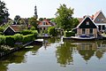 Zicht op de Grote kerk van Hindeloopen vanaf de Indijksbrug