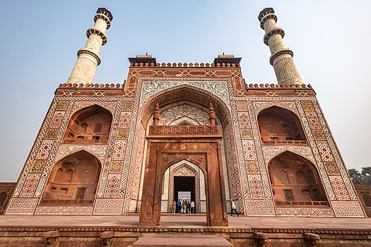 Akbarov grob, Agra, Utar Pradeš, Indija. Ovo je grobnica mogulskog cara Akbara Velikog, a ujedno i jedno od remek djela mogulske arhitekture. Mauzolej je građen između 1604. i 1613. godine