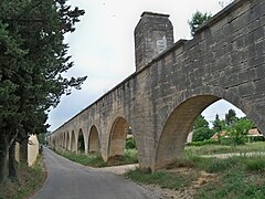 Aqueduc du Canal de Carpentras, longeant le cimetière hébraïque, puis traversant la rivière Auzon