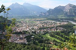 Bad Ragaz sijaitsee Reinjoen länsirannalla.