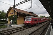 Treno della linea S4 fermo al binario 1