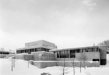 Main Building, designed by Walter Forderer, at the time of opening 1963 Bauphasen HSG-Neubau, Hauptgebaude im Winter, HSGH 022-001324-12.png