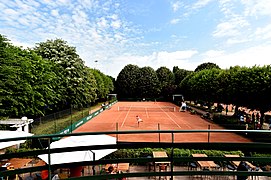 Court A depuis le balcon du club-house.