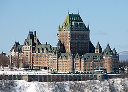 A Château Frontenac, Lévis és a Szent Lőrinc-folyó felől nézve