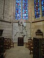 Chapelle Sainte-Jeanne d'Arc dans la cathédrale de Beauvais, avec Eugène-Stanislas Le Senne à genoux à ses pieds, par Charles Desvergnes