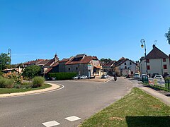 Le rond-point qui fait la jonction des routes D 678 et D 27 à l'entrée du centre de Clairvaux-les-Lacs dans le jura.