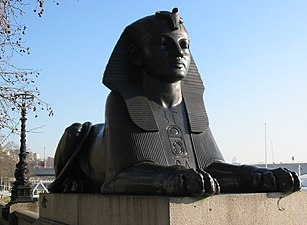 A Kleopátra tűjét néző egyik szfinx Londonban (2008)