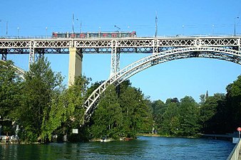 Das Gelenktram Combino befährt die Kirchenfeldbrücke, 2008