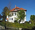 Villa mit Einfriedung und Gartenpavillon