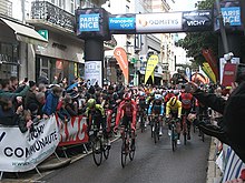 Des cyclistes prenant le départ de la quatrième étape du Paris-Nice en 2019