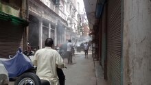 Soubor: Dezinfekční jednotka Delhi Govt během pandemie COVID-19 v DelhiVID 20200416 132044.webm