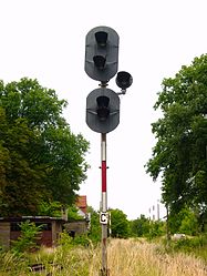 EZMG-Signal in Klötze mit Ausleger für das Ran­gier­fahrt­sig­nal, Front­ansicht