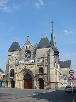 Čelní pohled na kostel Panny Marie v Blangy-sur-Bresle