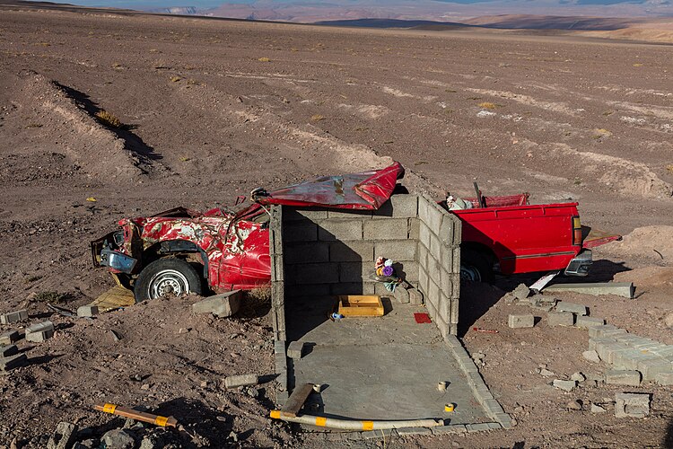 Разбитый автомобиль и придорожный кенотаф в окрестностях Сан-Педро-де-Атакама, Чили