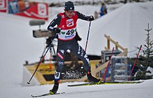 Un fondeur vu de face dans une montée.