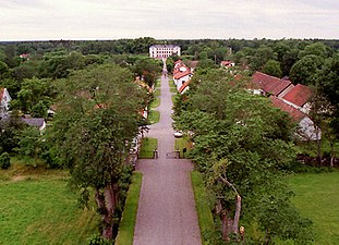 Bruksgatan med herrgården i fonden