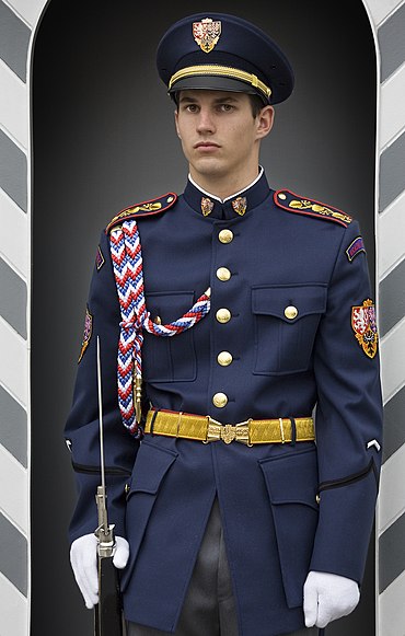 Voják Hradní stráže na Pražském hradě v uniformě navržené po sametové revoluci výtvarníkem Theodorem Pištěkem