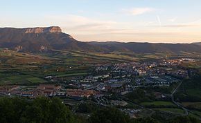 Jaca a los pies de la peña Oroel.JPG