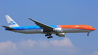 Il Boeing 777-300ER PH-BVA in livrea "Orange Pride"