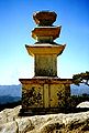 Pagode av stein på fjellet Namsan i nærheten av Gyeongju