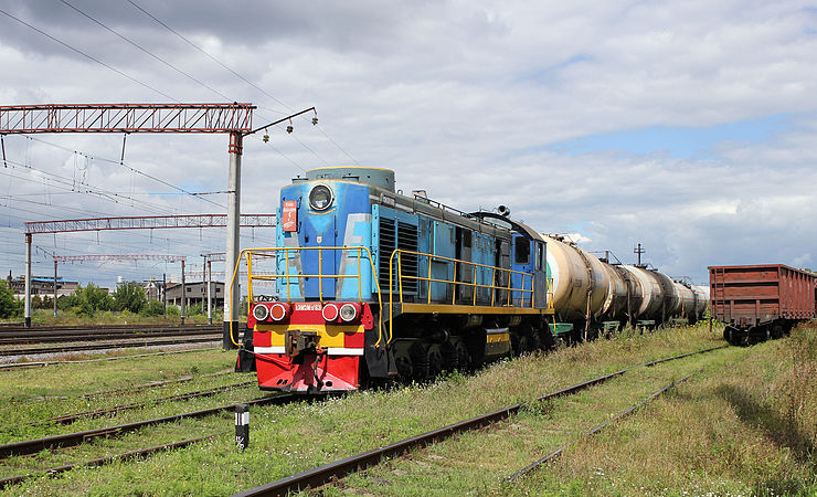 圖為烏克蘭文尼察火車站內的舊式柴油機車TEM2M-063。