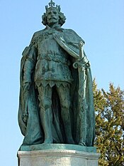 Nagy Lajos magyar király szobra a Millenniumi emlékmű jobb oldali szoborcsarnokában