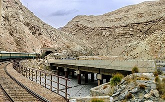 Bahn und Straße über den Bolan-Pass