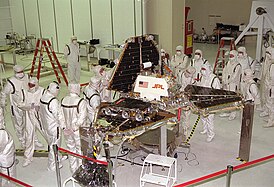«Марс Пасфайндер» и марсоход «Соджорнер» при сворачивании в стартовое положение. (Лаборатория реактивного движения, октябрь 1996 года)