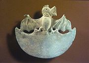 Ornamento de cobre martelado mochica em forma de crescente com morcego c. 1–300 d.C..