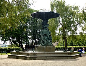 Molins fontän med de efter fontänen uppkallade fontänpilarna, 2012.