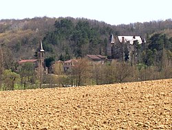 Anvista de Montclar sus l'Òssa, con a suya ilesia