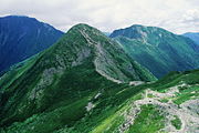 大沢岳から望む中盛丸山と兎岳、左奥に聖岳 （1994年7月29日）