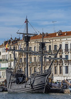 La Nao Victoria, reconstitution hypothétique de la caraque de Magellan, lors de l'Escale à Sète 2016. (définition réelle 4 427 × 6 198)