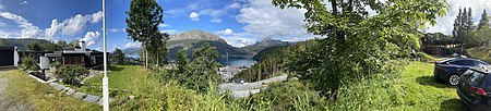 Panorama tatt fra Fagerheimvillaen på Dalsåsen med utsikt over Dale og Dalsfjordbrua over Dalsfjorden. Verkstedet ved sees senteret til høyre i bildet Foto: August 2021