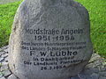 Gedenkstein zur Errichtung der B 199 in Schleswig-Holstein mit Erwähnung des Kreises (Aufstellungsdatum 1954)