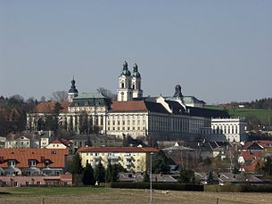 Blick auf St. Florian mit dem darüberliegenden Stift