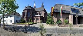 Die katholische Kirche St. Laurentius, links Haus Hansen (das „Hanse Hüske“) und rechts ein Teil des Rathauses