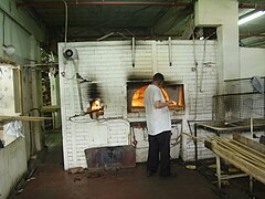 האופה והתנור באפיית מצה שמורה בכפר חב"ד