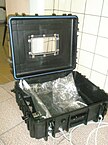 Sztywne pojemniki do pobierania próbek mogą mieć różny kształt, np. walizki; na zdjęciu – Air Sampling Vacuum Chamber St. Croix Sensory, Inc.[3]