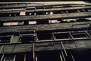 Broken windows in the Pruitt-Igoe housing deve...