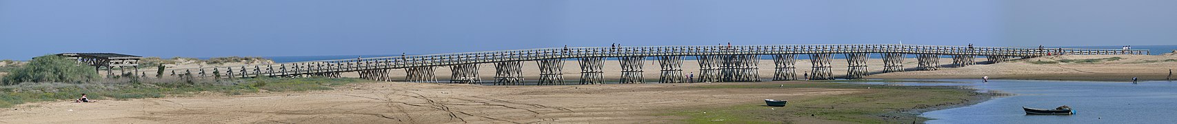 Ponte de madera que xune Punta del Caimán cola sablera de la Gavilueta, en Isla Cristina, provincia de Huelva.