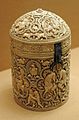 『アル＝ムギラの銘のある小箱』 、象牙製、968年、コルドバ (スペイン)（スペイン）en:Pyxis of al-Mughira